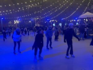 Michael Brinkenstjärna Instagram - Är det möjligt med 3000 pers i Kungsan / Stockholm en Lördagskväll som åker Skridsko Disko ?Yes …självklart 👊 Tack till Isak & Stockholm stad för ett Grymt arrangemang 🙏 Mr Brink Www.djbrinkenstjarna.com #brink #brinkenstjärna #dj #djs #mylife #singer #stockholm #kungsträdgården #sweden #instagood #instagram