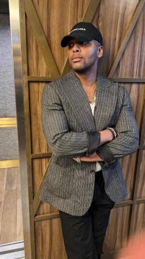 Michel Smith Boyd Instagram - #SanDiego: waiting at the elevators after work, intent on making every second count. So. Good. 
.
#msbhowtoluxury