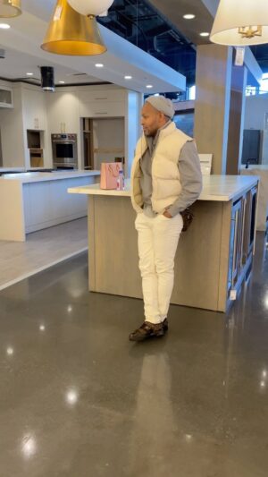 Michel Smith Boyd Instagram - And we have a tub! 🛁 Special clients, special treatment! Thank you Latoya, @fergusonshowrooms ♥️ MORE IN STORIES !
.
@kbis_official here we come
.
Shoe/bag: @louisvuitton 
Sweatshirt: @amiparis 
Vest: @cosstores 
Denim: @monfrere 
.
📸 @1design_chic 
#msbhowtoluxury #trendsetter

⁣
.⁣
.⁣
.⁣
.⁣
.⁣
#bathroom #bathroomdecor #bathroomdesign #builder #contractor #design #designers #designideas #designing #designinspo #designlovers #designs #designstudio #homeimprovement #industrialdesign #instadesign #interior123 #interiordecorating #interiorinspiration #interiorinspo #marble #moderndesign #productdesign #remodel #shower #tile #tiles