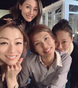 Michelle Reis Instagram - Thank you 🥰@jadebabelovescooking and @mark_lui147 for your hospitality! Such a great time and place. @sammi_chengsauman 
#我們都是這樣長大的
Just love this song !