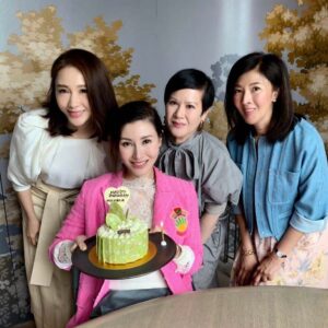 Michelle Reis Instagram - First birthday gathering with my besties 💕💕 Do I look more photogenic ??
@gigilai_official 
Thank you @bonbc 
for the perfect lunch😘

#mostbeautifulphotographer 
#sisterhood
#1stbdaycake 
#最美麗御用攝影師
#Gemini
#❤️