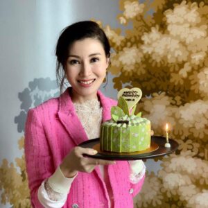 Michelle Reis Instagram - First birthday gathering with my besties 💕💕 Do I look more photogenic ??
@gigilai_official 
Thank you @bonbc 
for the perfect lunch😘

#mostbeautifulphotographer 
#sisterhood
#1stbdaycake 
#最美麗御用攝影師
#Gemini
#❤️
