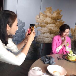 Michelle Reis Instagram - First birthday gathering with my besties 💕💕 Do I look more photogenic ??
@gigilai_official 
Thank you @bonbc 
for the perfect lunch😘

#mostbeautifulphotographer 
#sisterhood
#1stbdaycake 
#最美麗御用攝影師
#Gemini
#❤️