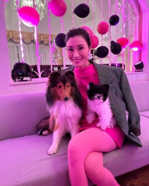 Michelle Reis Instagram - ⁣
⁣
Thanks for being here in 2022!⁣
⁣
Wishing everyone a joyful, blessed and healthy 2023🫶🏻🫶🏻🫶🏻💕💕💕⁣
⁣
⁣
#2023⁣
#blessednewyear⁣
#familyandfriends⁣