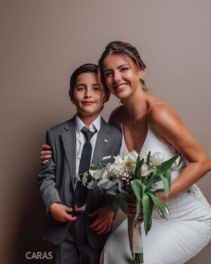 Michelle Renaud Instagram - #EXCLUSIVA Tras más de un año de relación, Michelle Renaud y Matías Novoa se casan y se juran amor eterno ante los testigos más tiernos; sus hijos Axel y Marcelo. ❤️ Descubre la galería en nuestras historias y en caras.com.mx 
@michellerenaud @matlechat 
📸 @einargonzalezphoto 

#boda #michellerenaud #matiasnovoa