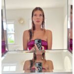 Michelle Stafford Instagram - Beauties!! My most EPIC Skin Nation Sunday ever!!! This Sunday at 1pm pac. Please come!! I do it straight from my bathroom (as you can see). It’s a fun time and this Sunday is will be a SUPER FUN time!! It on my FB page therealStafford the link is in my bio👆🏻 Also… As of Friday next week all of your favorite products are back in stock!! Great things are coming💛 #iamskinnation