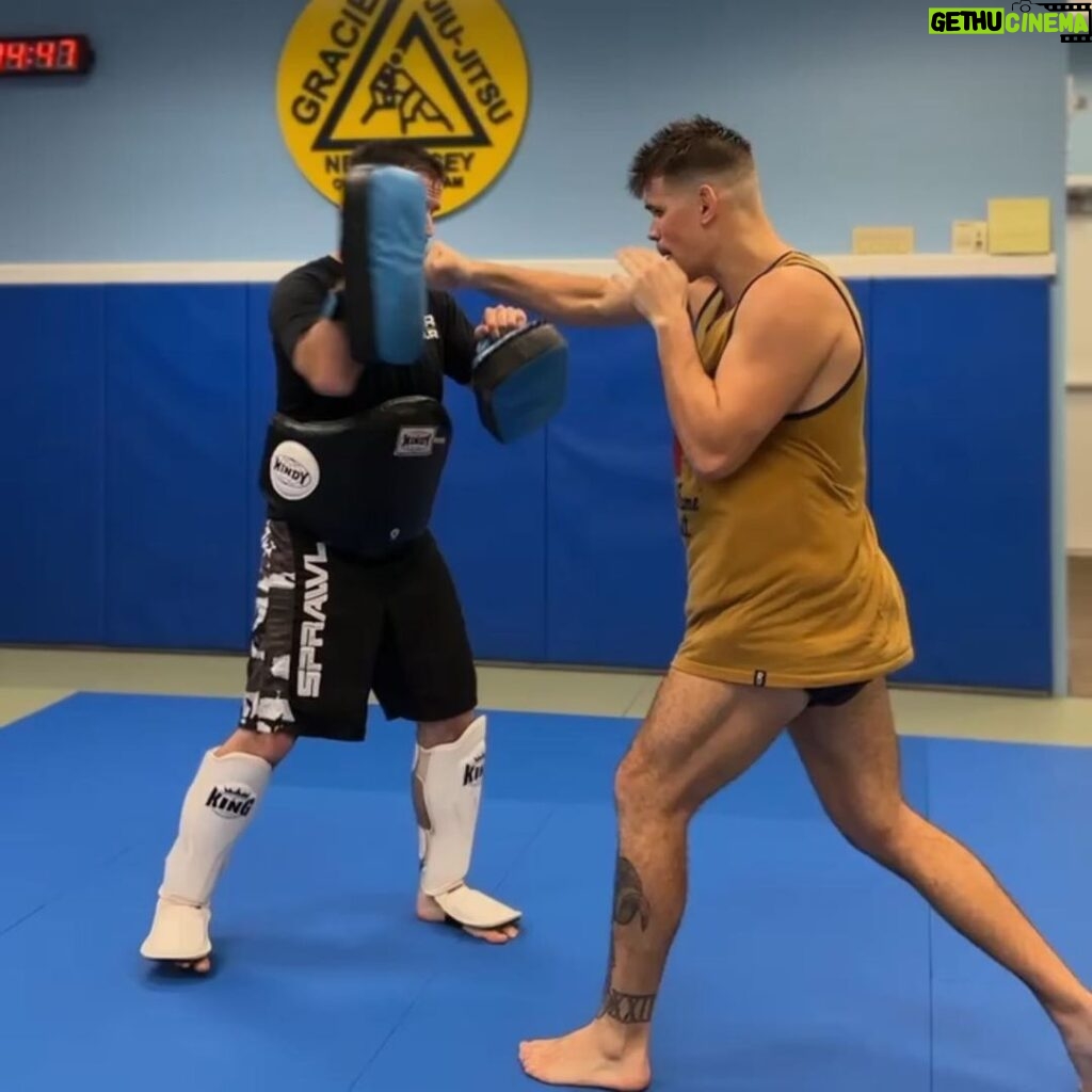 Mickey Gall Instagram - Hittin pads @gracienjacademy 2023🔜2024 Merry Christmas and Happy new year 2 u and your loved ones ❤️ Powered by @thestampedenetwork 🐝🍞 Gracie New Jersey Academy