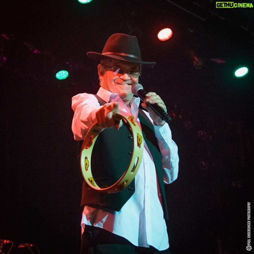 Micky Dolenz Instagram - “I’m A Believer” photographed by Paul Undersinger at the Tarrytown, NY show @paul_undersinger #mickydolenz #themonkees #themonkeesfarewelltour #imabeliever #tourphotography Tarrytown Music Hall