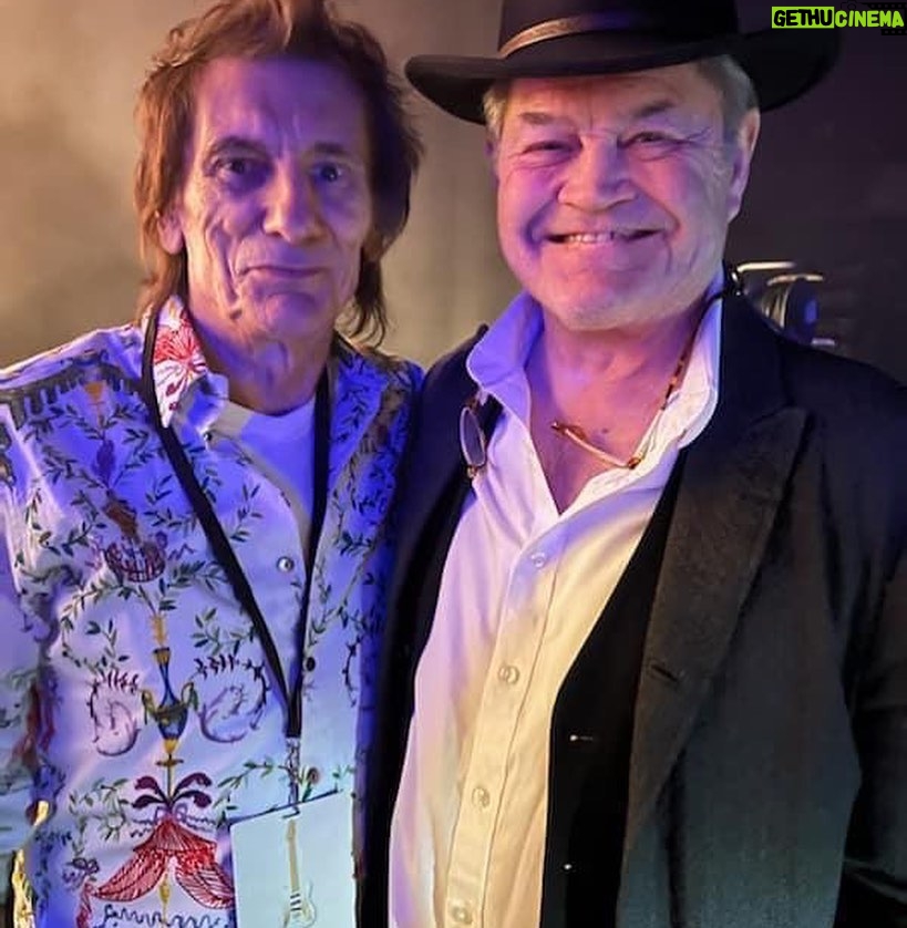Micky Dolenz Instagram - Did I mention this also happened at the #jamesburtonandfriendsuk concert in London? I ran into old acquaintance Ronnie Wood of The Rolling Stones👍 @ronniewood @therollingstones #mickydolenz