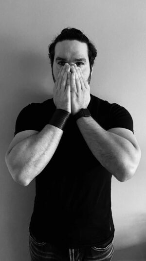 Miguel Augusto Rodríguez Instagram - Una sociedad que ha infravalorado el silencio, confundiendo Libertad de expresión con la seudo cultura del YOLO (you only live once/ tan solo se vive una vez) ha otorgado licencia para decir todo lo que se piensa, creando una reactividad en todos los integrantes que la conforman. La pregunta es, de manera sensata, ¿Pensamos lo que decimos? ¿Sentimos lo que decimos? O nos seguimos escudando en el egoísmo de imponer, ya que no damos cabida a equivocarnos, nuestra manera de pensar, sentir y juzgar llevándonos todo a nuestro paso. El silencio es necesario... el mayor riesgo será escucharte. 
.
.
.
.
.
#lunesdeletras #aprenderacallar #silencio #pausa #empatia #luto #enjoythesilence #escritoseninstagram #reflexiones #sociedaddelcansancio