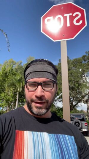 Miguel Augusto Rodríguez Instagram - Nº24 solo esto es en la #florida , creo que me pondré a investigar la de los 49 estados restantes. 🤣🤣

#entreparéntesis #trivia #triviaenespañol #curiosidadesdelmundo #páginassueltas 
#leyesdelaflorida