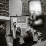 Miguel Cristovinho Instagram - • quando Casa é sermos uns para os outros • hoje finalmente tivemos oportunidade de vir participar na festa de Natal da @comunidadevidaepaz_oficial // para quem não sabe, esta associação tem como principal objectivo ajudar as pessoas que estão atualmente a viver nas ruas - algumas com problemas mentais, outras com problemas de adição, outras possivelmente com ambos - e todos os dias saem por alguns pontos da nossa cidade de Lisboa com carrinhas cheias de bens essenciais, mas mais do que isso, com voluntarios dispostos a dar amor e criar relação com estas pessoas. é um trabalho não remunerado e com taxas de sucesso reduzidas mas hoje tivemos o prazer de estar na presença de algumas pessoas que ao longo destes 30 anos conseguiram fazer o círculo completo - pessoas que viviam na rua e foram recuperadas pela comunidade a serem quem agora se voluntaria para ajudar. muito emocionante ver o que o poder do amor consegue fazer. obrigado pelo convite e pelo vosso serviço 🫶 // pics by @keepcandid_