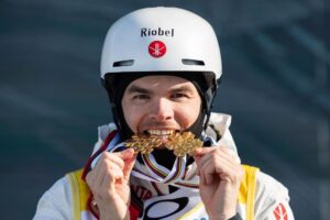 Mikaël Kingsbury Instagram - Back to back World Champion again🥇🥇
Going back to back to back winning the World Championship in singles and duals 2019/2021/2023 🤯
Thanks to my team/family/sponsors etc.. for helping me reaching my wildest dreams🙏🏼 
x8 times World Champion🍾