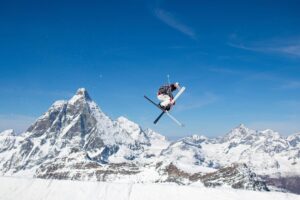 Mikaël Kingsbury Instagram - Gettin’ the feels back🙌🏼 swipe right for dub10 #switzerland #moguls 📸 @elliot_vaillancourt