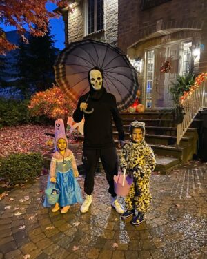 Mikaël Kingsbury Instagram - Trick or treat 👻🎃⚡️💀