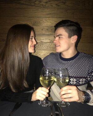 Mikaël Kingsbury Instagram - 26!! BONNE FÊTE @laumongeon ❤️🎉 You da best! Cheers to many many more good times🥂🏠😁🍣🍿🍕☀️
