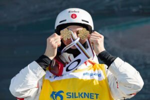 Mikaël Kingsbury Instagram - Back to back World Champion again🥇🥇
Going back to back to back winning the World Championship in singles and duals 2019/2021/2023 🤯
Thanks to my team/family/sponsors etc.. for helping me reaching my wildest dreams🙏🏼 
x8 times World Champion🍾
