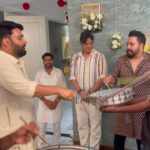 Mika Singh Instagram – Brothers for life Kapil Sharma and Mika Singh seen playing drums together on Ganesh Chaturthi. Both are neighbours and often compliment one another…
.
.
.
.
#mikasingh #kapilsharma #ganpatibappamorya #festval #indian #singers #bollywoodsongs #bllywood #bollywoodcelebrities #ekdhanta ..