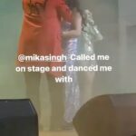 Mika Singh Instagram - When you emcee the pre show @mikasingh live concert in Minneapolis and he called you 🙈🙈 in between his power packed performance on stage and dance with you ….. omg … that moment 😍😍😍🔥🔥🔥🔥💖💕❤️ … I just can’t explain her that surreal moment 🔥🔥💖 Thank you @lmtseva @manish.sood this was a night to remember forever ❤️❤️💖 so serene 💕 And thank you each and everyone of you who cheered for me ❤️😘 you all were so amazing 😘 thank you all my queens for constantly supporting me there love you 😘 Thank you @stuti.music & @madhavigurajada for this lovely capture💖😘 #mikasingh #liveconcert #minneapolis #emcee #lightcameraaction #stage #emceelife #emceeing Minneapolis Convention Center