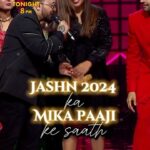Mika Singh Instagram - Mika Singh ne stage par contestants aur judges ke saath New Year’s ka mazedaar mahaul banaya aur jhoom uthi saari public. Dekhiye #IndianIdol aaj raat 8 baje, sirf #SonyEntertainmentTelevision par. @shreyaghoshal @kumarsanuofficial @vishaldadlani @huseinkk @fremantleindia @mikasingh @hansrajhanshrh #IndianIdol14 #EkAwaazLakhonEhsaas