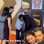 Mika Singh Instagram - Who remembers this song? The legendary Punjabi Singer Hans Raj Hans makes his presence felt on the red carpet of Umang event in Mumbai! @gururandhawa & @mikasingh paying their respect 🙏 #hansrajhans #mikasingh #gururandhawa
