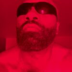 Mike Colter Instagram - How I like to start and end my day 😎#redlight #daily #healthylifestyle 🥱 @vitalredlight