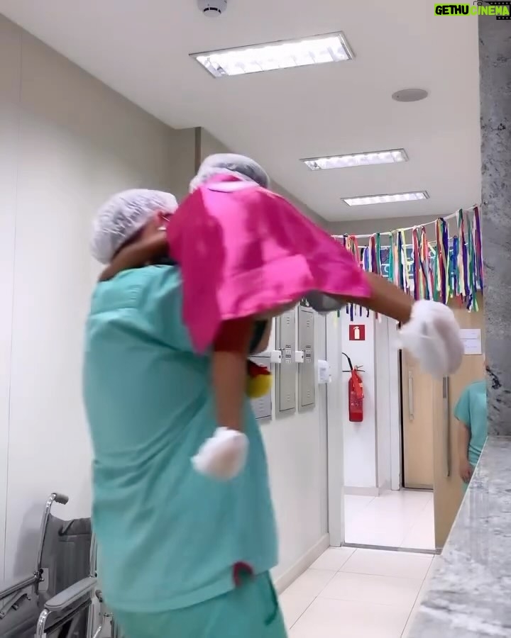 Mike Colter Instagram - This pediatric doctor dresses his patients up as superheroes before their surgeries. 🥹❤️ I've never been had any major surgery and I've only been put under a few times, but for a little kid it must be scary. This is going above and beyond and it's SUPER SWEET🫶🫡 #surgery #kids #superheroes repost @pubity #allheroesdontwearcapes
