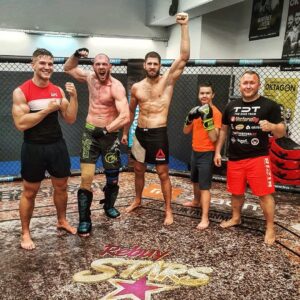 Miloš Petrášek Instagram - 6x5 min sparringy s šampionem @rizin_pr a nyní @ufceurope zápasníkem @jirkaprochazka, vetránem #glory a budoucím králem #oktagonunderground @danielskvorfight 🙏🏼💥💣
#me#man#mma#fighter#ufc#glory#win#boxing#kickboxing#wrestling#bjj#grappling#strong#guys