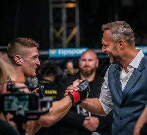 Miloš Petrášek Instagram - Jako mnozí zápasnici na domácí scéně jsem dostal nabídku zápasit pro nově vznikající organizaci, která přišla na československou scénu. 
Byla to doslova nabídka, která se neodmítá.
Za to moc děkuji, vážím si toho. 🙌
Avšak odejít z Oktagonu by mě upřímně mrzelo. 
Líbí se mi, kam se to za ty roky posunulo a kam to směřuje. 
Můj sensei Andre @andre.reinders se sešel s Ondrou @ondrejnovotny a jsem opravdu rád, že to dopadlo tak, jak to dopadlo a můžeme si po zápase zase podat ruku tak, jako to děláme už roky. 🤝
Rozhodli jsme se tedy pro @oktagonmma . 🙂
Máme tam před sebou výzvy, kterým chci čelit a ne před nimi utíkat. 
Vážím si každého jednoho člověka, který se zasazuje, nebo zasadil o rozvoj bojové scény u nás. 
A samozřejmě Vás, kteří to sledujete a baví Vás to. 🙏🏼
Kvůli tomu se úroveň neustále zvyšuje a my se můžeme věnovat tomu, co milujeme. Diky

#me#man#mma#oktagon#my#way#see#you#instalife
