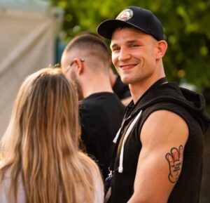 Miloš Petrášek Instagram - Ahoj. 
Po posledním zápase jsem chtěl hned v září naskočit, ale nakonec to musíme posunout. 
Už v předchozí přípravě jsem se pral s infekcí a hned po zápase musel nasadit antibiotika. 
Bohužel jakmile jsem zařadil 2 tréninky denně, tak se mi infekce vrátila, takže mě čeká stejný scénář, jen s tím rozdílem, že po dobrání do toho nemůžu skočit hned na 100% jako teď, aby se mi to nevrátilo i po třetí. 
Mrzí mě to, na druhou stranu můžu na další zápas pořádně natrénovat, vycestovat do zahraničí a zase se posunout. 
Všechno zlý je k něčemu dobrý. 🙂
Upřímně se dalšího zápasu nemůžu dočkat, probudit spící zvíře a zakousnout se do soupeře.🦈👊🏻

TEAMMELOUN❤️

#me#man#mma#fighter#warrior#oktagon#no#more#fake#friends