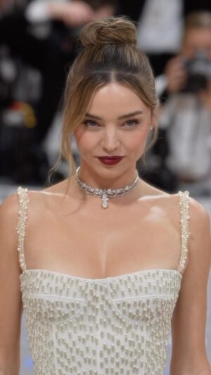 Miranda Kerr Instagram - (Re)live the magical moment when @MirandaKerr sparkled on the #MetGala 2023 carpet in a custom #DiorCouture jeweled bodice and skirt by @MariaGraziaChiuri for the @MetCostumeInstitute event.
#StarsinDior