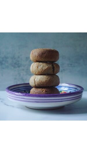 Miri Pérez-Cabrero Instagram - Galletitas increíbles de 2 ingredientes!!!!!!!!💜 las vas a amaaarrrr!!!!!✨✨✨✨✨✨✨👌
.
I N G R E D I E N T E S:
⚡️1 plátano 
⚡️6 cdas grandes de harina de almendra 
.
I N S T R U C C I O N E S:
1️⃣trituramos el plátano junto con 3 cdas de harina de almendra. Una vez triturado añadimos 3 cdas de harina de almendra más y mezclamos con una espátula integrando toda la masa 
2️⃣hacemos bolitas, las aplastamos un poco y al horno 180º durante 20 mins! Listas!!!!!!!!!!💘💘💘💘💘💘🔥
.
#mirisrecipes #healthy #saludable #receta #recetas #recetasaludables #recetassanas #recetasfaciles #recetascaseras #cookies #2ingredients
