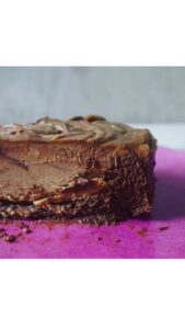 Miri Pérez-Cabrero Instagram - Pastelito 2 colores SIN HORNO y con solo 3 INGREDIENTES!!!!! 💜✨✨✨✨✨ . I N G R E D I E N T E S: ⚡️2 plátanos grandes congelados ⚡️8 onzas chocolate negro derretidas ⚡️2 cdas crema de cacahuete espesa . I N S T R U C C I O N E S: 1️⃣trituramos los plátanos y dividimos la masa en 2 bowls 2️⃣en un bowl añadimos el chocolate deshecho (si se hacen grumitos, lleva el bowl al micro por 1 minuto y mezcla de nuevo) 3️⃣al otro bowl le añadimos la crema de cacahuete (si no se integra bien la crema de cacahuete con el plátano, lleva la mezcla al micro por 30 segs y vuelve a mezclar o incluso puedes triturarlo para que se integre) 4️⃣vertemos las dos mezclas en un molde forrado con papel de horno y lo congelamos por 2 horas. Sacamos del congelador 15 mins antes de servir!!! Voilà!!!!! 💜💜💜💜 . #mirisrecipes #healthy #saludable #recetassanas #recetassaludables #recetasfaciles #receta #recetas #pastel Madrid, Spain