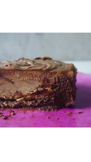 Miri Pérez-Cabrero Instagram - Pastelito 2 colores SIN HORNO y con solo 3 INGREDIENTES!!!!! 💜✨✨✨✨✨
.
I N G R E D I E N T E S:
⚡️2 plátanos grandes congelados 
⚡️8 onzas chocolate negro derretidas 
⚡️2 cdas crema de cacahuete espesa 
.
I N S T R U C C I O N E S:
1️⃣trituramos los plátanos y dividimos la masa en 2 bowls
2️⃣en un bowl añadimos el chocolate deshecho (si se hacen grumitos, lleva el bowl al micro por 1 minuto y mezcla de nuevo) 
3️⃣al otro bowl le añadimos la crema de cacahuete (si no se integra bien la crema de cacahuete con el plátano, lleva la mezcla al micro por 30 segs y vuelve a mezclar o incluso puedes triturarlo para que se integre) 
4️⃣vertemos las dos mezclas en un molde forrado con papel de horno y lo congelamos por 2 horas. Sacamos del congelador 15 mins antes de servir!!! Voilà!!!!! 💜💜💜💜
.
#mirisrecipes #healthy #saludable #recetassanas #recetassaludables #recetasfaciles #receta #recetas #pastel