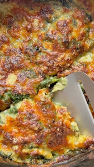 Miri Pérez-Cabrero Instagram - Espinacas con Bechamel vegana 🤍 riquísimas!!!! 
.
I N G R E D I E N T E S:
⚡️4 cdas harina de avena 
⚡️250ml leche de avena 
⚡️nuez moscada & pimienta 
⚡️espinacas 
⚡️cebolla 
⚡️queso mozzarella 
.
I N S T R U C C I O N E S:
1️⃣hacemos la bechamel triturando la harina de avena junto con ma leche, la nuez moscada y la pimienta. La reservamos 
2️⃣en una sartén doramos la cebolla con el ajo y añadimos las espinacas. Cuando esté todo bien blandito añadimos la bechamel y dejamos que se cocine todo. Añadimos el queso 
3️⃣vertemos las espinacas con su bechamel y queso en una fuente apta para horno y ponemos más queso encima 
4️⃣horneamos a 200º durante 15 mins y listo!!!! La vais a amar!!!!!!! 💘💘💘💘💘
.
#mirisrecipes #healthy #saludable #recetas #recetassanas #recetassaludables #recetasfit #receta #recetasfaciles