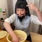 Misoo No Instagram - 聖徳太子だって . 手作りみそ仕込むっつーの！ . というわけで . みそ仕込みました . いやー大変だった〜！笑 . でも苦労したぶん . 完成が楽しみだっつーの！ . ちなみに . 味噌の祖先は . 醤(しょう・ひしお) . といって . 遣隋使が大陸から持ち帰ったんです！ . ナイス妹子〜〜！！(心の声) . それが . 醤(しょう)→未醤(みしょう) . になり . 未醤(みしょう)→みそ . になったってわけ！ . おったま遣隋使！ . #OL聖徳太子 #脳みそ夫 #味噌 #みそソムリエ #手作り味噌 #おったま遣隋使 #醤 #手で混ぜるのが一番早いっす