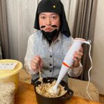 Misoo No Instagram - 聖徳太子だって . 手作りみそ仕込むっつーの！ . というわけで . みそ仕込みました . いやー大変だった〜！笑 . でも苦労したぶん . 完成が楽しみだっつーの！ . ちなみに . 味噌の祖先は . 醤(しょう・ひしお) . といって . 遣隋使が大陸から持ち帰ったんです！ . ナイス妹子〜〜！！(心の声) . それが . 醤(しょう)→未醤(みしょう) . になり . 未醤(みしょう)→みそ . になったってわけ！ . おったま遣隋使！ . #OL聖徳太子 #脳みそ夫 #味噌 #みそソムリエ #手作り味噌 #おったま遣隋使 #醤 #手で混ぜるのが一番早いっす