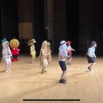 Misoo No Instagram - 遅くなったっすけど、先日は‥ . 『白井ふるさと大使ライブ』 . あ〜ざした〜す！（たこ口） . 千葉県白井市のふるさと大使が大集合！ . ホリさん、イワイガワさん、演歌の大先輩たちと久しぶりにお会いできて . うれ新古今和歌集〜！ . じねんじゃー率いる . 着ぐるまーずのゆるキャラたちと . 脳みそ夫体操コラボした〜す！ . アラサー武士と . ちびっこ石油王の . コスプレダンサーもいて . めっちゃ盛り上がった〜す！ . #白井 #白井市 #ホリ #イワイガワ #じねんじゃー #着ぐるまーず #なし坊 #かおり #白い大根くん #びゃくしん大魔王 #黒星仮面 #ナッシー号マン #ナッシー号マンレディ #赤星レディ #ゆるキャラ #正式名称しらべるの大変っす笑