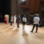 Misoo No Instagram - 遅くなったっすけど、先日は‥ . 『白井ふるさと大使ライブ』 . あ〜ざした〜す！（たこ口） . 千葉県白井市のふるさと大使が大集合！ . ホリさん、イワイガワさん、演歌の大先輩たちと久しぶりにお会いできて . うれ新古今和歌集〜！ . じねんじゃー率いる . 着ぐるまーずのゆるキャラたちと . 脳みそ夫体操コラボした〜す！ . アラサー武士と . ちびっこ石油王の . コスプレダンサーもいて . めっちゃ盛り上がった〜す！ . #白井 #白井市 #ホリ #イワイガワ #じねんじゃー #着ぐるまーず #なし坊 #かおり #白い大根くん #びゃくしん大魔王 #黒星仮面 #ナッシー号マン #ナッシー号マンレディ #赤星レディ #ゆるキャラ #正式名称しらべるの大変っす笑