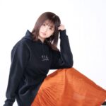 Mizuki Saiba Instagram - LIVERTINEAGEさんとのコラボ商品が、受注開始になりました♩ 今回は、ロンTとパーカーです♩ ロンTの方は大好物のきゅうりがデザインされたもので、袖にはCUCUMBER…！！！🥒 パーカーは、私の口癖であり好きな言葉の｢ほどよく｣が、かっこいい文字になって刺繍されてます👕 後ろには私が、、！写ってます…！ ぜひ、ゲットしてください♩ こちらから！ → @livertine_age
