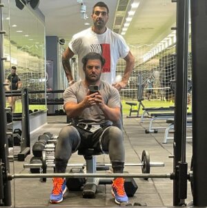 Mohammadreza Golzar Instagram - سکوت کن :
وقتى زندگيت رو تو سكوت بسازى دشمنات نميدونن به چى حمله كنن...!