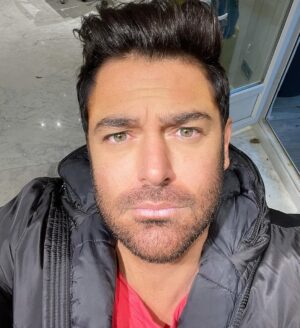 Mohammadreza Golzar Instagram - خدایا از تو ممنونم ...
برای آدم های خوبی که سرِ راهم گذاشتی
برای آرامشِ عجیبی که با نگاهت به آسمانِ تنهایی ام پاشیدی
برای تمامِ لحظه هایی که حمایتم کردی و پناهِ روزهای بی قراری ام بودی ...
از تو ممنونم ؛
برای هر چیز که به من بخشیده ای و من هنوز نمی دانم !

#نرگس_صرافیان_طوفان