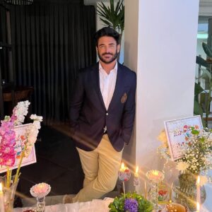 Mohammadreza Golzar Instagram - سال نو بر همگی مبارک❤️
۱۴۰۱ هم گذشت و به رسم هر سال، برای مردم صبور و با اصالت ایران آرامش و شادی آرزو میکنم🙏🏽🌸
و امیدوارم همگی سالیانِ سال در کنار خانواده و عزیزانشون بهترین ها را سپری کنند و از خدا میخواهم
رحمتش را بر سر همگی ما باران کند، برکتش را به سفره هایمان فراوان، روزهایمان را پر از شادی و گردش روزگار را آسان کند...

سال نو مبارک باد
"محمدرضا گلزار"
