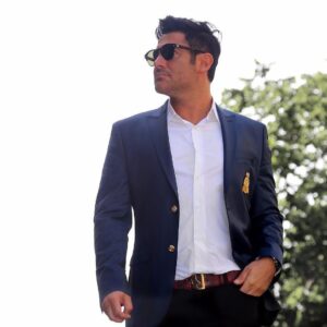 Mohammadreza Golzar Instagram - آدمهایی هستند در زندگیتان؛
نمی گویم خوبند یا بد..
چگالی وجودشان بالاست...
افکار،
حرف زدن،
رفتار،
محبت داشتنشان
و هر جزئی از وجودشان امضادار است...
یادت نمی رود
"هستن هایشان را..."
بس که حضورشان پر رنگ است.
ردپا حک می کنند، اینها روی دل و جانت...
بس که بلدند "باشند"...
این آدمها را، باید قدر بدانی...
وگرنه دنیا پر است از آن دیگر
بی امضاهایی که شیب منحنی حضورشان، همیشه ثابت است...
بعضی از آدمها ترجمه شده اند 
بعضی از آدمها فتوکپی آدمهای دیگرند 
بعضی از آدم ها با چند درصد تخفیف به فروش می رسند
بعضی از آدم ها فقط جدول و سرگرمی دارند
بعضی از آدمها خط خوردگی دارند
بعضی از آدمها را چندبار باید بخوانیم تا معنی آنها را بفهمیم
بعضی از آدمها را باید نخوانده کنارگذاشت 
از روی بعضی آدمها باید مشق نوشت
از روی بعضی آدمها جریمه!!!
نیاز نیست انسان بزرگی باشیم 
انسان بودن خود نهایت بزرگیست
میتوان ساده بود ولی انسان بود
به همین سادگی
#قیصر_امین_پور