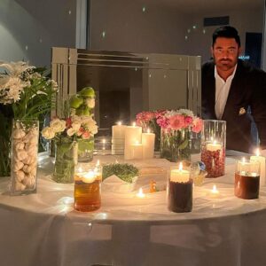 Mohammadreza Golzar Instagram - سلام 
سال ۱۴۰۰ بالاخره تموم شد 
هممون سال سختی رو گذروندیم ؛ خیلی از عزیزانمون رو به واسطه بیماری از دست دادیم که جای خالی شون رو کنار سفره امسالمون حس میکنیم ،

برای همه شما مردم صبور بهترین آرزوها و پررنگ ترین امیدها را از خدا میخواهم .
 عزیزانم باید از همه شما که سال گذشته مثل سال های قبل تر همراهم بودین تشکر کنم این حضور رو لطف خدا  به خودم میدونم و قدردان محبت تک تک شمام 
از همه کسانی که بهم نقد داشتن و باعث شدن دقیق تر و با حساسیت بیشتری ادامه بدم ممنونم ، امیدوارم همه ما در مسیر رشد و آگاهی باشیم و برای هم خوبی بخواهیم. 

الان  دیگه یک قرن تموم شد و این یک آغازی دیگر است. چه بهانه ای برای شروع بهتر از عید
عیدتون مبارک 
سال نوتون سبز 
قرن جدیدتون به خوشی…