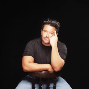 Mohammadreza Golzar Instagram - خدایا هزار هزار مرتبه تو را شکر می‌کنم
به‌خاطر اینکه حواست هست، به‌خاطر اینکه هستی و می‌بینی و در دل بزنگاه‌های عمیق زندگی، درست وقتی که از زمین و زمانه ناامیدم از راه می‌رسی و معجزه می‌کنی.
خدایا هزار هزار مرتبه تو را شکر می‌کنم به‌خاطر شیوه‌ی بی‌نظیری که در خدایی کردنت داری، به‌خاطر اینکه رفیقی، به‌خاطر اینکه رفیق‌ترین منی.
خدایا تو را شکر می‌کنم به‌خاطر اینکه آن بالا نشسته‌ای و میان این‌همه، حواست به من هم هست، که مرا فراموش نمی‌کنی و یادت نمی‌رود که در این مختصات عجیب، که در این کنج دور و غریب، زیر این سقف کوچک ناپیدا هم بنده‌ای به لطف و مهربانیِ تو چشم دوخته، چشم‌هاش را بسته و خالصانه صدات می‌کند.
تو را شکر می‌کنم که می‌شنوی، که می‌بینی، که به ناامید شدن‌هام می‌خندی، دست‌هات را باز می‌کنی و برایم امید می‌فرستی.

#نرگس_صرافیان_طوفان‌
