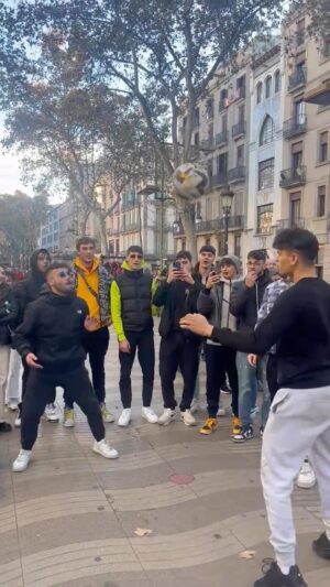 Mohammed El Amine El Khayari Instagram - Los italianos 🇮🇹 verifican mi freestyle!! Y tú? 😏 #freestyle #barcelona #skills #rambla