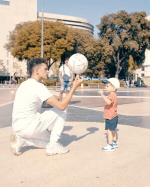 Mohammed El Amine El Khayari Instagram - TODO POR UN BALÓN ⚽️😅 Otro día en la oficina, Bcn city!! 🔥 Que alguien les diga que no molesto a nadie 🙄👎
-
-
-
🎶: PETETE - @gambi