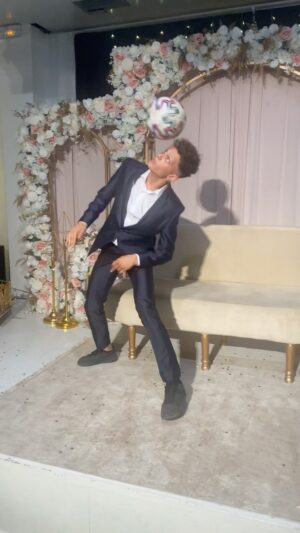 Mohammed El Amine El Khayari Instagram - Hoy resuelvo vuestra duda, tanto tiempo ocultándolo 🤔 ME CASO CON LA PELOTA ⚽️ #skills #freestyle #wedding #boda 
🎶: GHIR ENTIYA - @moha_kaid @marwa_loud