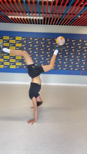 Mohammed El Amine El Khayari Instagram - Calentando un poco antes del show para el @fcbarcelona ❤️💙 somos lo que somos por cómo hicimos lo que hacemos ‼️ Att: @delarue280